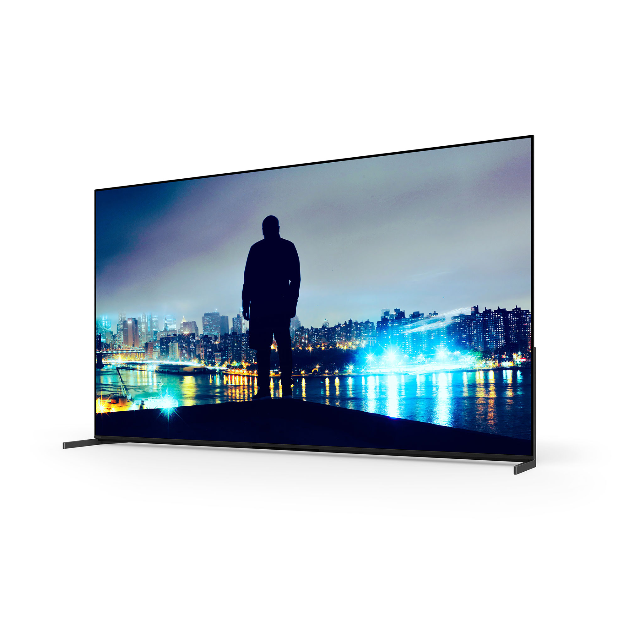 配備兩用支架的 BRAVIA 8 II 左前斜角視圖，畫面顯示著夜景天際線
