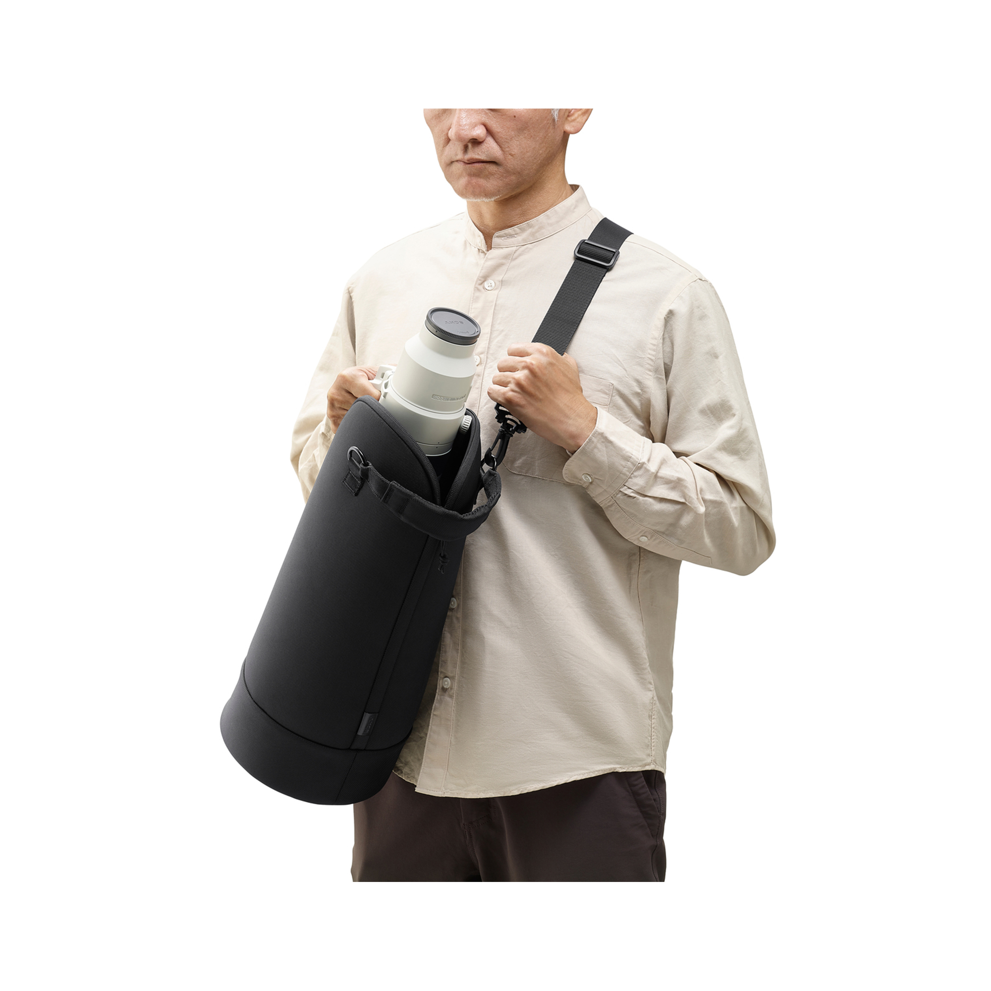 肩背軟質攜行包，從攜行包上方取出鏡頭示意圖