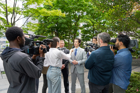 使用 PXW-Z300 記者採訪情境圖