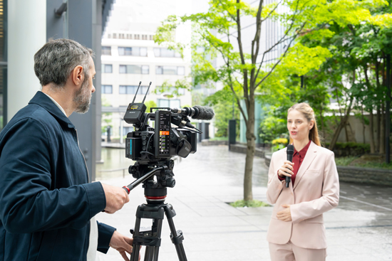 使用 PXW-Z300 記者採訪情境圖