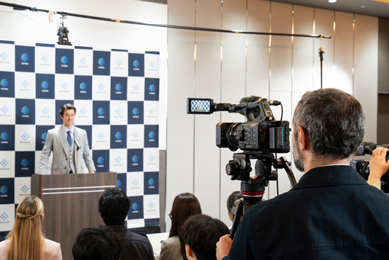 使用 PXW-Z300 記者採訪情境圖