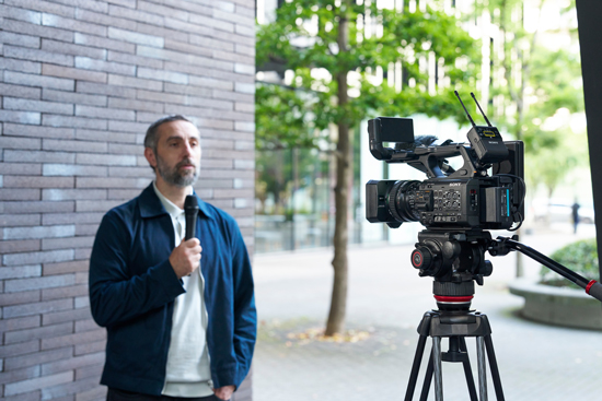 使用 PXW-Z300 記者採訪情境圖