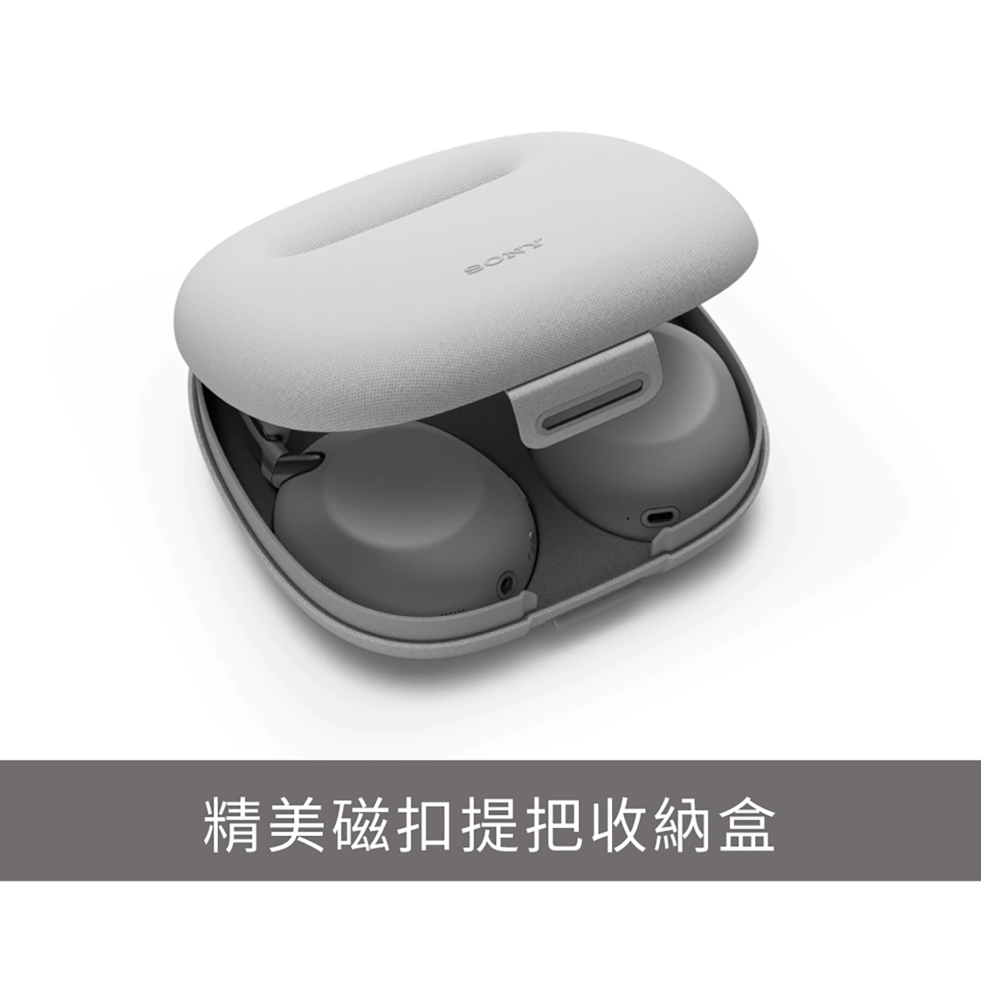 一副白色 1000X THE COLLEXION 耳機和兩側耳罩置於盒內展示