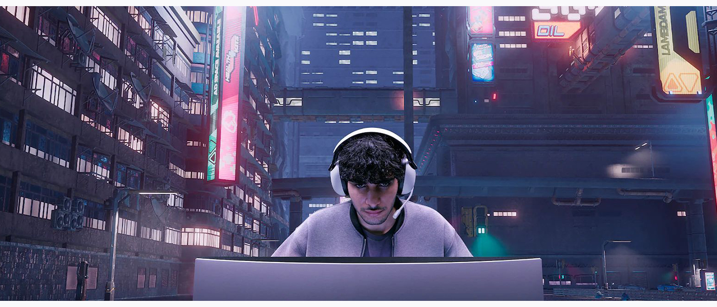 頭戴 INZONE H9 耳機的男性正在玩遊戲，螢幕的遊戲背景顯示城市的建築物