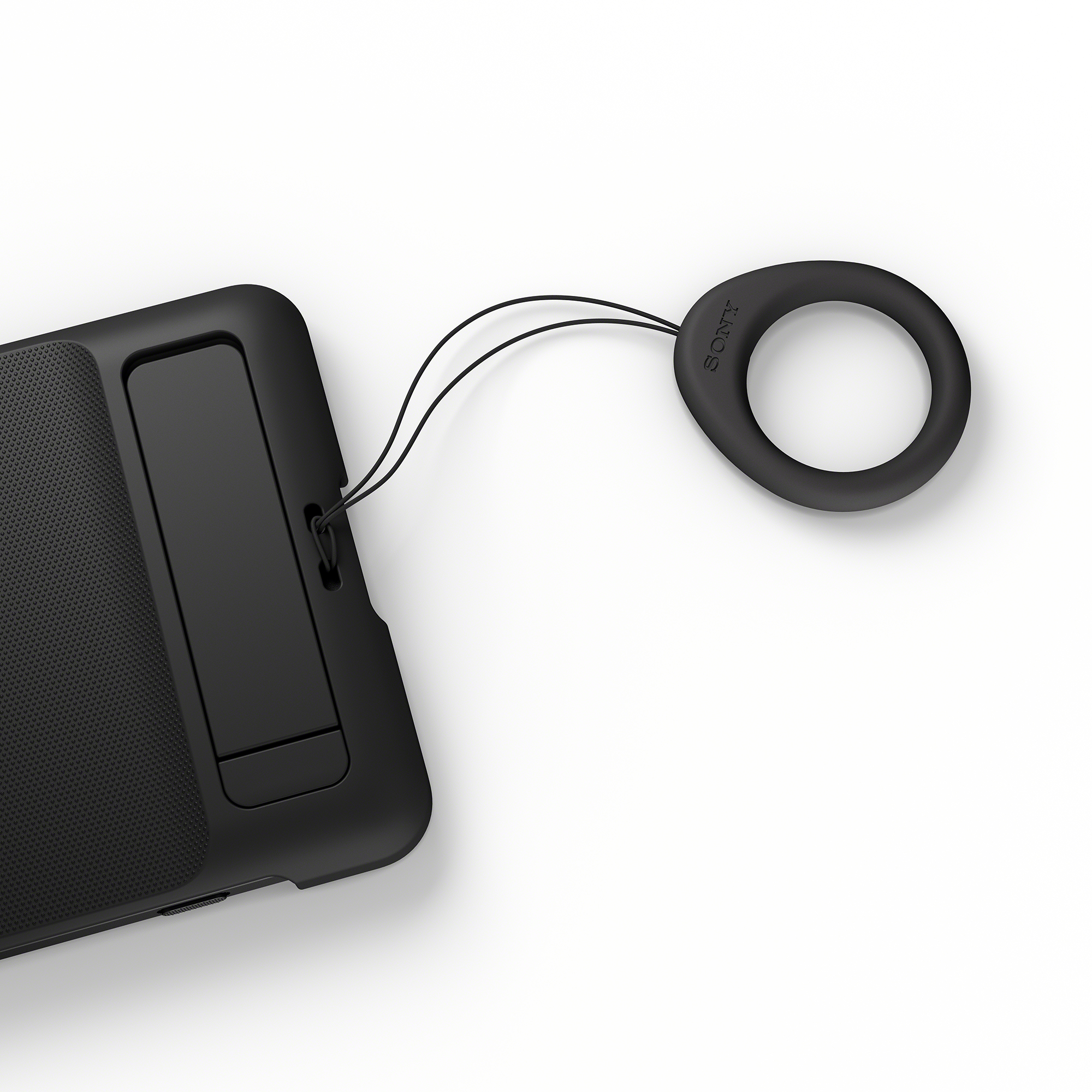 黑色Xperia 1 VI 時尚保護殼上裝有隨附環帶的圖片。