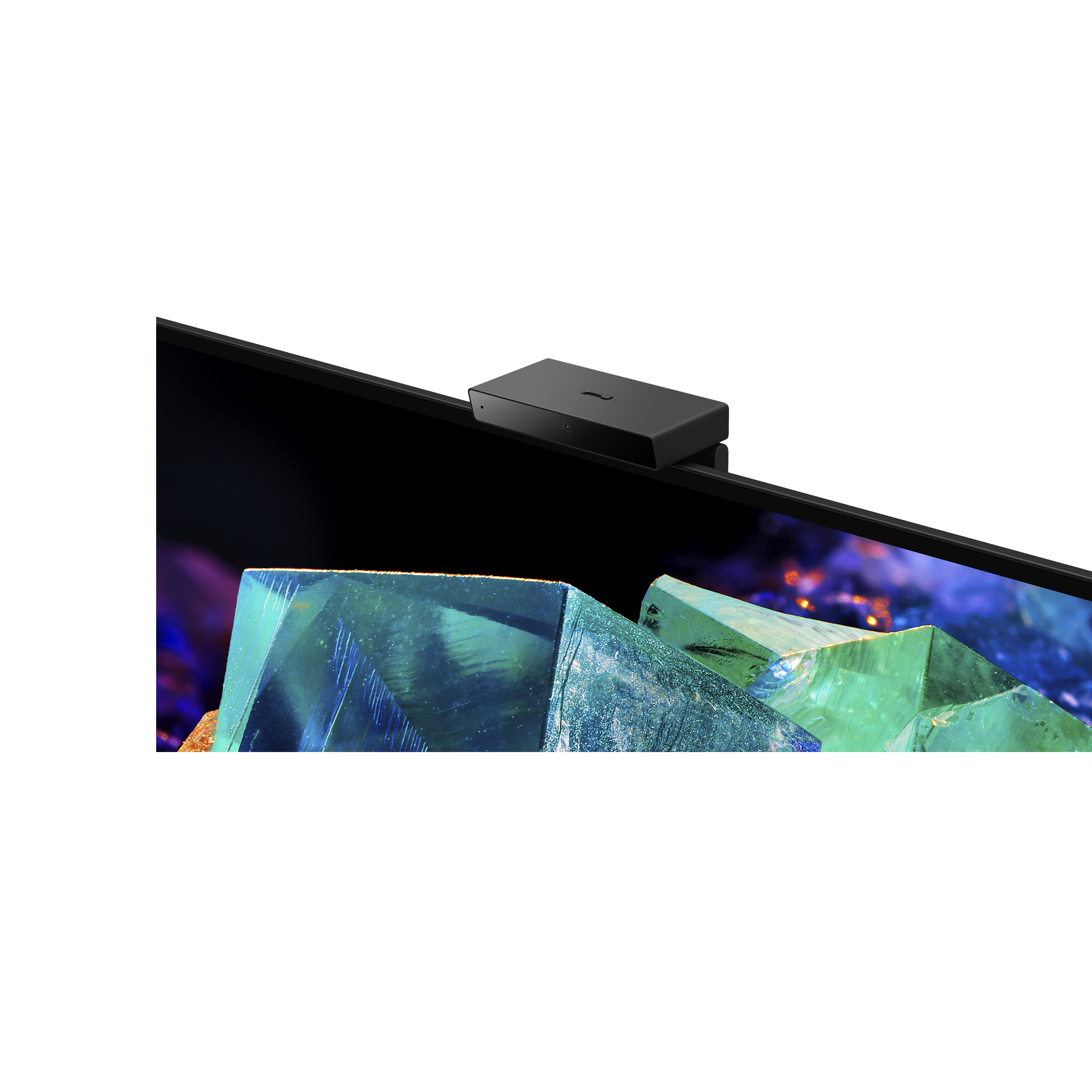 BRAVIA CAM 置於 BRAVIA A95K 上方的近拍照，螢幕上顯示色彩繽紛的玻璃和水晶影像