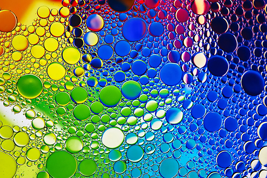 螢幕截圖所示為多種色度和色調的多色泡泡