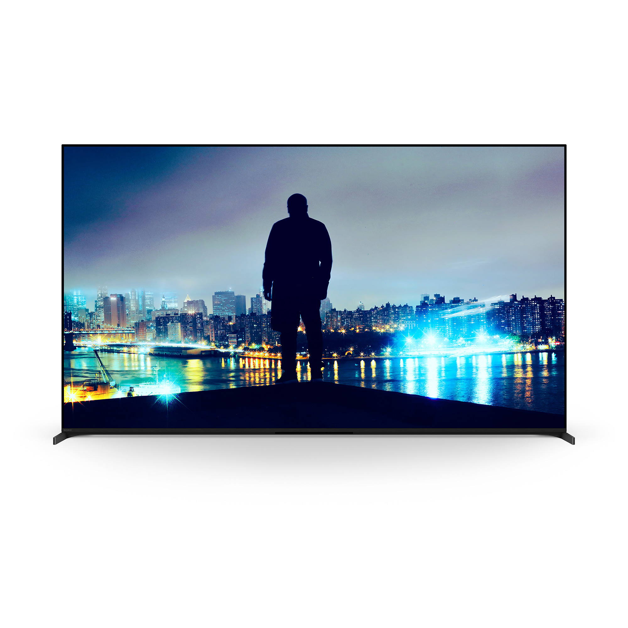 配備兩用支架的 BRAVIA 8 II 前視圖，畫面顯示著夜景天際線。